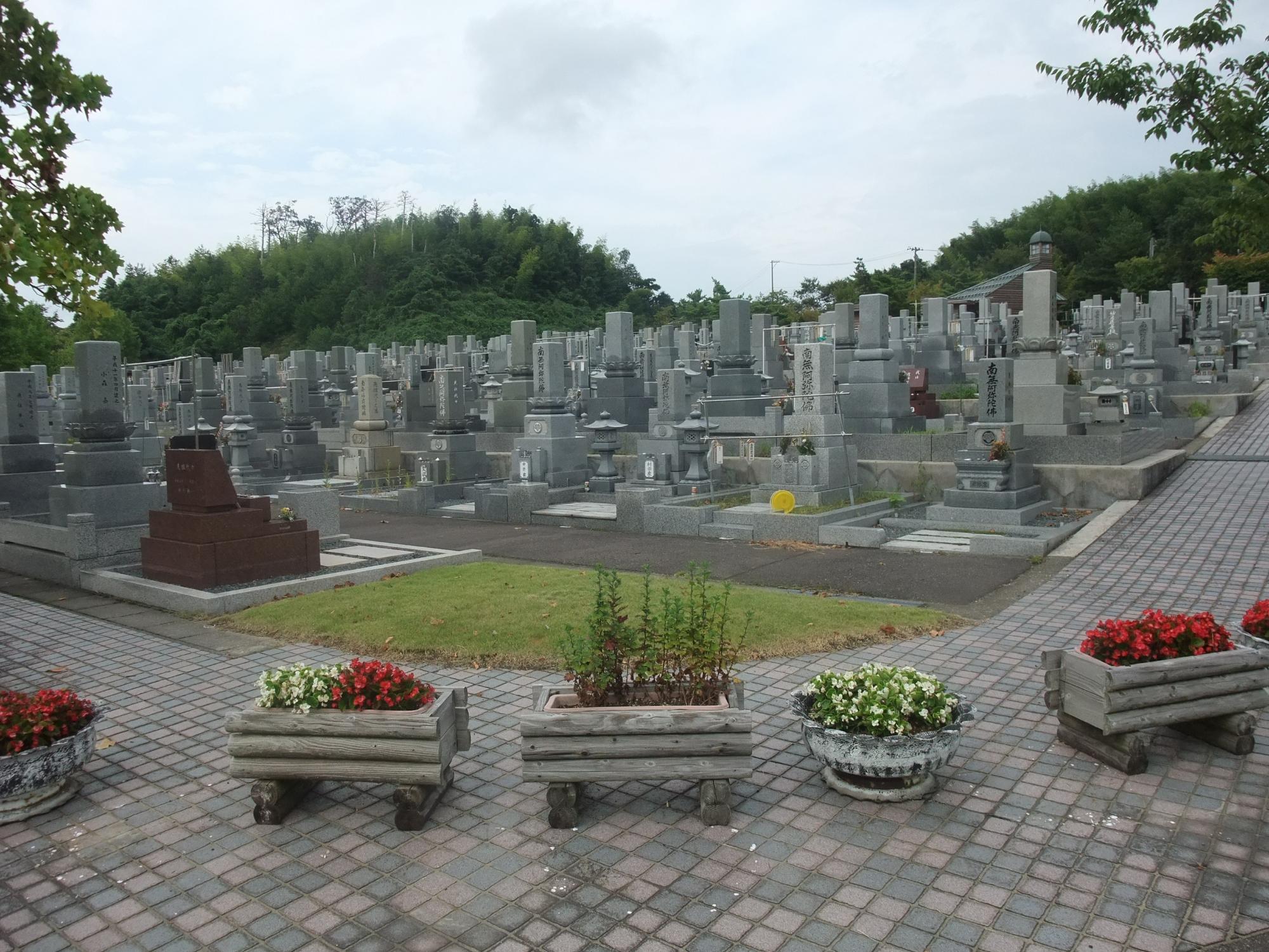 内川墓地公園内