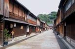 歴史的建造物の街並みが現存している、ひがし茶屋街の写真
